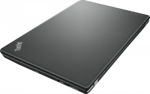 Czarna, prosta obudowa, kanciaste brzegi i klasyczny design. Oto co widzimy patrząc na sprzęt od Lenovo, jakim jest ThinkPad Edge E550