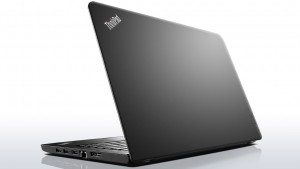 Lenovo ThinkPad E450 to mobilna stacja robocza o smukłej, eleganckiej budowie wykonanej z włókna węglowego