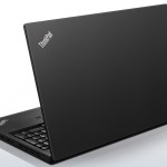 Laptopy nie kojarzą się z urządzeniami wytrzymałymi, ponieważ w obudowie niewielkiego komputera kryje się wiele wydajnych podzespołów, które mogą być narażone na drgania i uszkodzenia