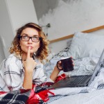 Komputer przenośny taki jak Lenovo ThinkPad P15v Gen 1 to system Windows 10 i procesor Core 17, który wyróżnia to, że jest procesorem o sześciu rdzeniach, ale w przypadku tej maszyny liczy się też i to, że ma 16 GB pamięci RAM i dysk SSD o pojemności 512 GB